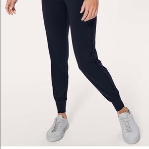 Lululemon Back in Action Jogger, size 4